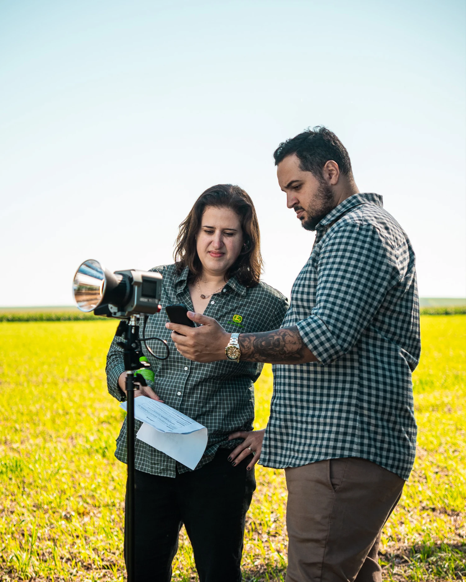 Equipe alinhando a produção durante uma filmagem no campo