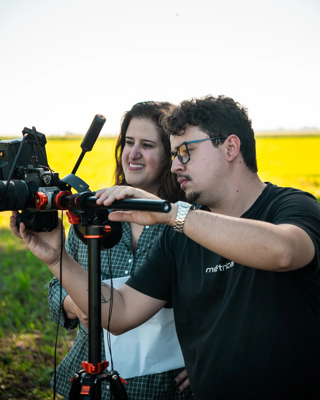 Equipe da Métrica preparando a câmera nos bastidores de uma produção