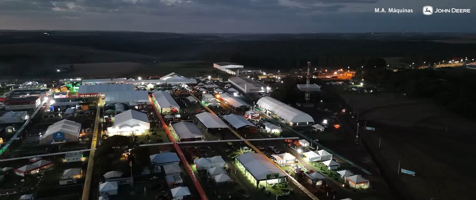 Vista aérea do Show Rural ao anoitecer